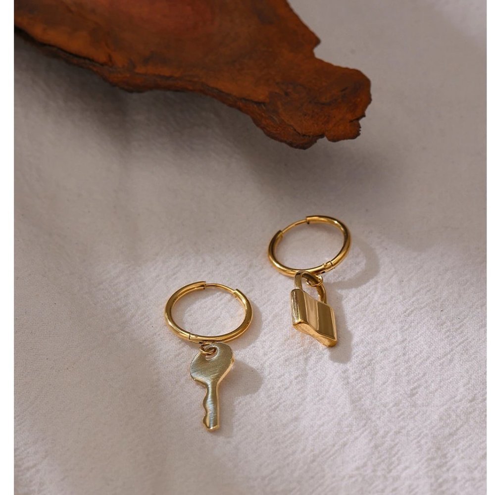 New 18K Gold Plated Lock Key Round Hoop Earrings - Picture 5 of 7